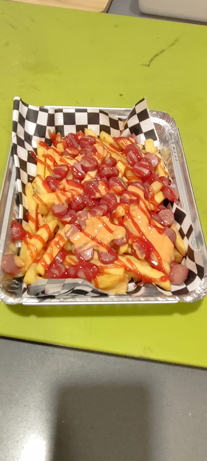 Salchipapas + Bebida 1l