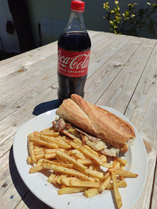 Bocadillo de Lomo con queso + Patatas + Bebida 1L