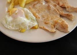 Patatas con pechuga de pollo y 2 huevos + Bebida 1L